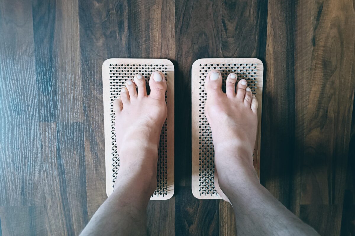 Stopy na sadhu board – desce z gwoździami